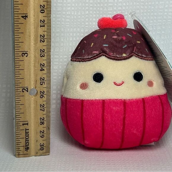 NWT Elpha Cupcake Clip On Keychain Squishmallows Heart Love Birthday - Picture 2 of 5